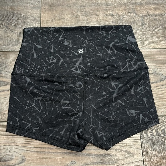 Lululemon Black Groove Short Under the Constellations High Waisted Size 4 - Picture 4 of 6
